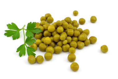 Beyaz arka plan üzerinde izole konserve bezelye