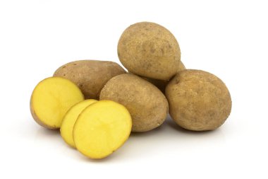 Beyaz arka planda patatesler