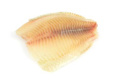 Tilapia balık filetoları beyaz arkaplanda izole edilmiş