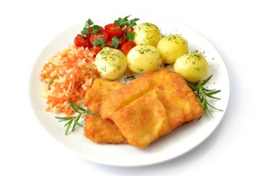 Patates, salata ve domatesle kızartılmış balık