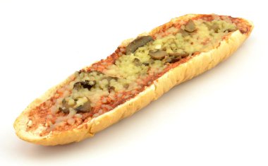 beyaz zemin üzerinde güveç