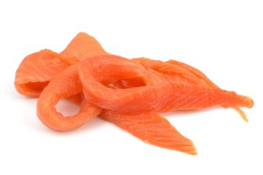 Beyaz arka planda soğuk tütsülenmiş somon balığı.