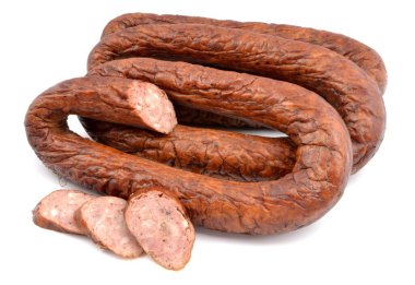 Beyaz arka planda tütsülenmiş sosis