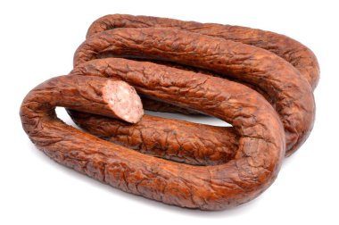 Beyaz arka planda tütsülenmiş sosis