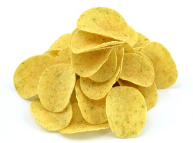 Beyaz arkaplanda patates cipsi