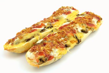 Beyaz arka planda mantarlı güveç.