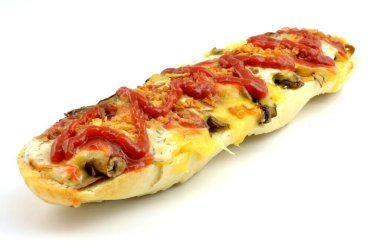 Beyaz arka planda mantarlı güveç.