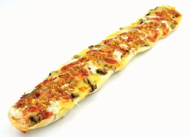 Beyaz arka planda mantarlı güveç.