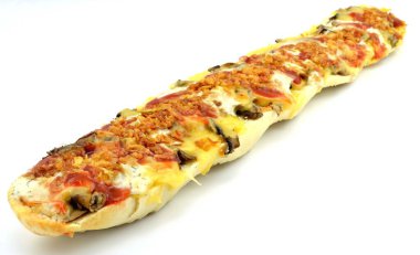 Beyaz arka planda mantarlı güveç.