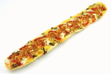 Beyaz arka planda mantarlı güveç.