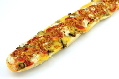 Beyaz arka planda mantarlı güveç.