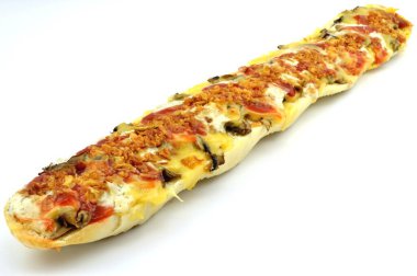 Beyaz arka planda mantarlı güveç.