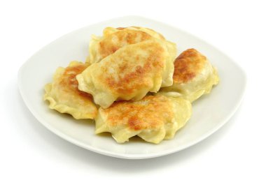 Et ve lahanayla doldurulmuş kızarmış hamur köftesi.