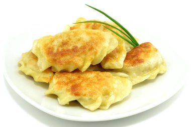 Et ve lahanayla doldurulmuş kızarmış hamur köftesi.