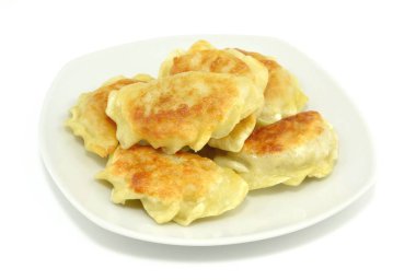 Et ve lahanayla doldurulmuş kızarmış hamur köftesi.