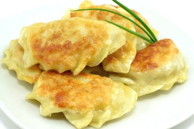 Et ve lahanayla doldurulmuş kızarmış hamur köftesi.