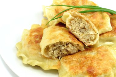 Et ve lahanayla doldurulmuş kızarmış hamur köftesi.