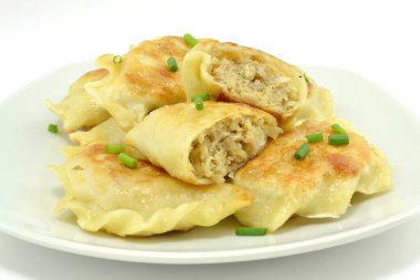 Et ve lahanayla doldurulmuş kızarmış hamur köftesi.