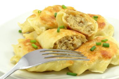 Et ve lahanayla doldurulmuş kızarmış hamur köftesi.