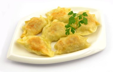 Et ve lahanayla doldurulmuş kızarmış hamur köftesi.