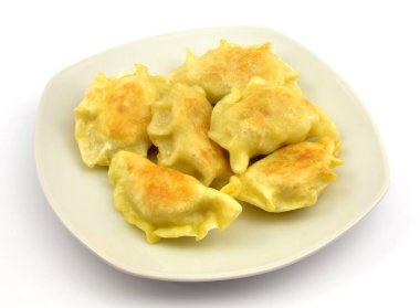 Et ve lahanayla doldurulmuş kızarmış hamur köftesi.