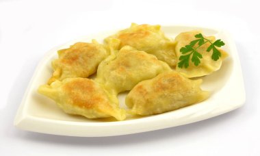 Et ve lahanayla doldurulmuş kızarmış hamur köftesi.