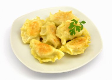 Et ve lahanayla doldurulmuş kızarmış hamur köftesi.