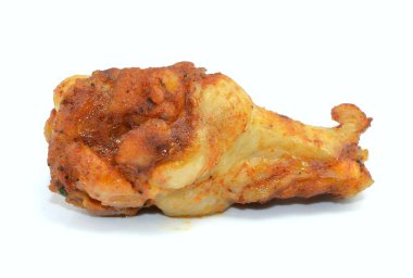 Beyaz arka planda izole edilmiş fırında tavuk kanadı.