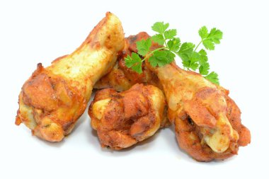 Beyaz arka planda izole edilmiş fırında tavuk kanatları.