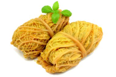 Bir tabak kıyma, pirinç ve lahana.