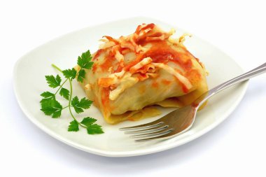 Bir tabak kıyma, pirinç ve lahana.