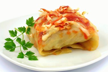 Bir tabak kıyma, pirinç ve lahana.