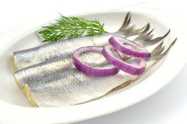 bir tabakta ringa balığı