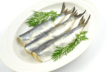 bir tabakta ringa balığı