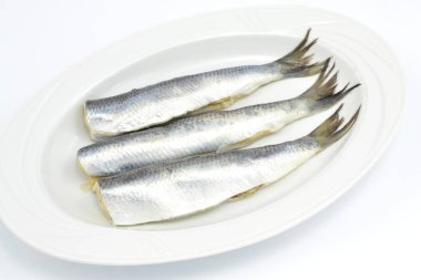 bir tabakta ringa balığı