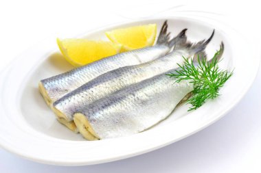 bir tabakta ringa balığı