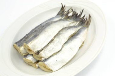 bir tabakta ringa balığı