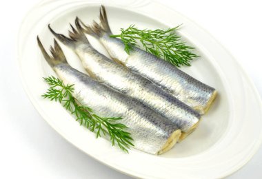 Beyaz bir arka plan üzerinde ringa balığı