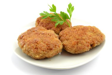 Beyaz arkaplanda kıymalı pirzola