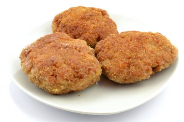 Beyaz arkaplanda kıymalı pirzola