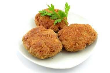 Beyaz arkaplanda kıymalı pirzola