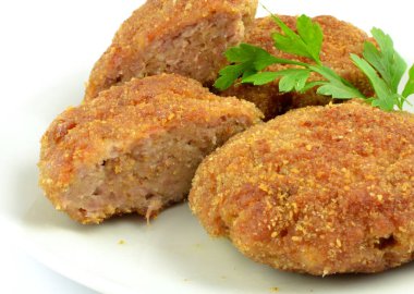 Beyaz arkaplanda kıymalı pirzola