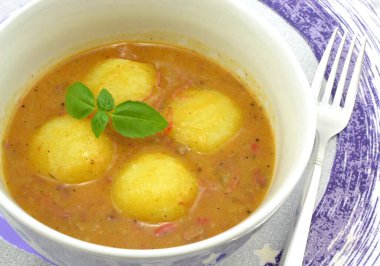 Gulaş soslu patates köftesi.