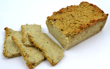 Beyaz arkaplanda kereviz ezmesi