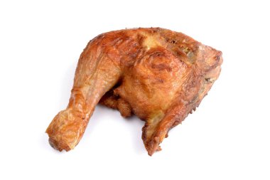 Beyaz arka planda izole edilmiş fırında tavuk budu.