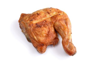 Beyaz arka planda izole edilmiş fırında tavuk budu.