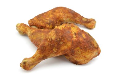 Beyaz arka planda izole edilmiş fırında tavuk budu.