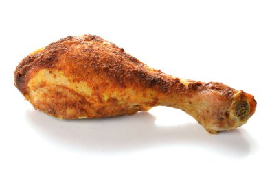 Beyaz arka planda izole edilmiş fırında tavuk budu.