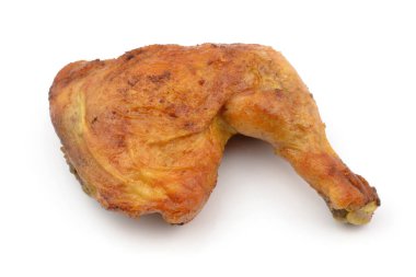 Beyaz arka planda izole edilmiş fırında tavuk budu.