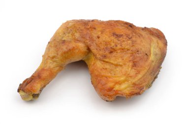 Beyaz arka planda izole edilmiş fırında tavuk budu.